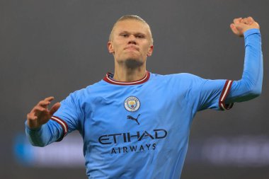 Manchester City 'den Erling Hland, 22 Aralık 2022 tarihinde Etihad Stadyumu' nda oynanan dördüncü tur Carabao Kupası karşılaşmasında 1-0 'lık galibiyetini kutluyor.