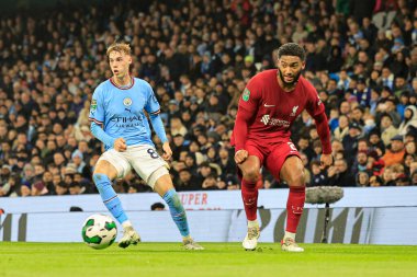 Liverpool 'dan Joe Gomez 24 Aralık 202' de Etihad Stadyumu 'nda Manchester City' nin Liverpool 'a karşı oynadığı dördüncü tur Carabao Kupası karşılaşmasında Manchester City' den Cole Palmer # 80 'in baskısı altında pas attı.