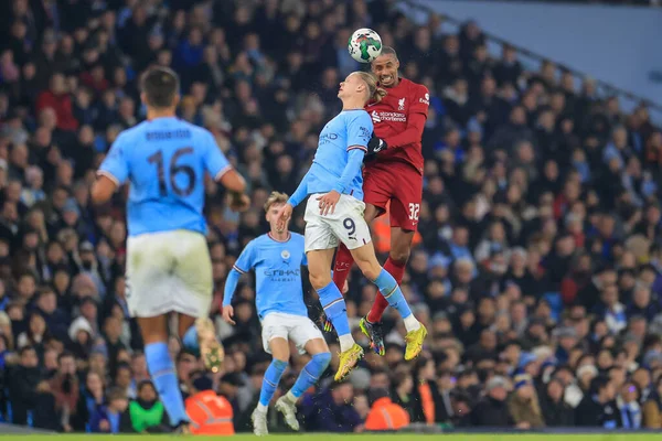 Manchester City 'den Erling Hland # 9 ve Joel Matip # 32 numaralı Carabao Kupası dördüncü tur karşılaşmasında top için mücadele etti Manchester City Liverpool' a karşı Etihad Stadyumu, Manchester, Birleşik Krallık, 22 Aralık 2022
