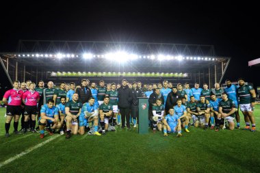 Leicester Tigers ve Gloucester Rugby 'den oyuncular, Leicester Tigers' ın Welford 'da Gloucester Rugby' e karşı oynadığı Premiority maçı sonrasında, her iki takımı da temsil eden ve Motor Nöron Hastalığı teşhisi konduktan sonra emekli olan Ed Slater 'a katıldılar.