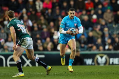 Gloucester Rugby 'den Jonny May, Gallagher Premiership maçında topla koşuyor. Leicester Tigers, Gloucester Rugby' ye karşı. Welford Road, Leicester, İngiltere, 24 Aralık 202
