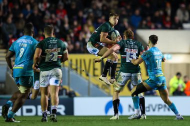 Leicester Tigers 'dan Freddie Steward, Leicester Road, Leicester, İngiltere' de 24 Aralık 202 'de oynanan Leicester Tigers - Gloucester Rugby maçında bir hava topu yakalamak için sıçradı.