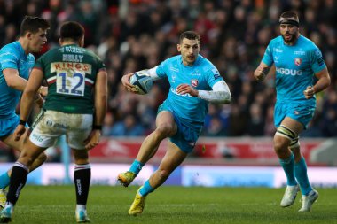 Gloucester Rugby 'den Jonny May, 24 Aralık 2022' de Welford Road, Leicester, Birleşik Krallık 'ta oynanan Gallagher Premiership maçında Leicester Tigers ile Gloucester Rugby maçında turist savunmasını geçmek için bir yol arıyor.