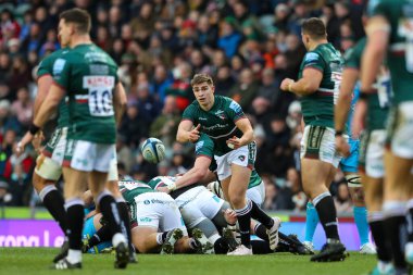 Leicester Tigers 'dan Jack van Poortvliet, Leicester Road, Leicester, Birleşik Krallık' ta Leicester Tigers - Gloucester Rugby maçında pas attı.