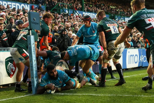 Gloucester Rugby 'den Albert Tuisue, 24 Aralık 202' de Welford Road, Leicester, İngiltere 'de oynanan Gallagher Premiership maçında Leicester Tigers - Gloucester Rugby maçında gol attı.