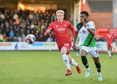 Plymouth Argyle tam saha Bali Mumba (17), Cheltenham Town orta saha oyuncusu Ryan Broom (32) ile Cheltenham Town - Plymouth Argyle maçında elendi.
