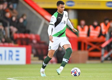 Plymouth Argyle forveti Morgan Whittaker (19), Cheltenham Town - Plymouth Argyle maçında saldırdı. Jonny-Rocks Stadyumu, Cheltenham, Birleşik Krallık, 26 Aralık 202