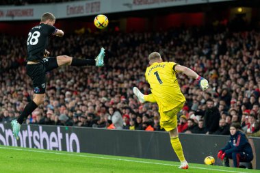 Arsenal 'den Aaron Ramsdale 26 Aralık 202' de Birleşik Krallık Emirates Stadyumu 'nda oynanan Premier League maçı sırasında West Ham United' ın 28 numaralı Tomas Soucek 'ten topu alıyor.