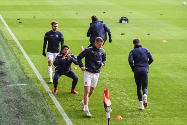 Blackpool oyuncuları, 26 Aralık 202 'de İngiltere' nin Hull şehrindeki MKM Stadyumu 'nda oynanan Hull City-Blackpool maçında ısınmaya başladılar.