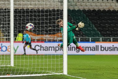 Hull City 'den 19 numaralı yaralı Estupin topu Blackpool' dan 32 numaralı Daniel Grimshaw 'a atıyor. 26 Aralık 2022' de Hull City 'nin Blackpool' a karşı oynadığı Sky Bet Şampiyonası maçında 1-1 berabere kaldı.