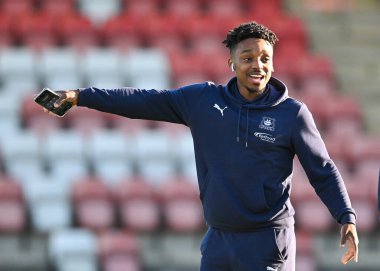 Plymouth Argyle forveti Niall Ennis (11), 26 Aralık 202 'de Cheltenham Town - Plymouth Argyle maçında sahaya çıkıp sahaya bakıyor.