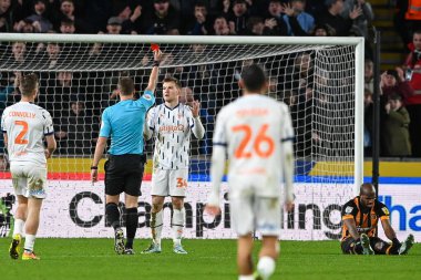 Hakem John Brooks, 26 Aralık 202 'de İngiltere' nin Hull şehrindeki MKM Stadyumu 'nda oynanan Sky Bet Şampiyonası maçında Blackpool' lu Jordan Thorniley # 34 numaraya kırmızı kart verdi.