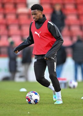 Plymouth Argyle tam geri Bali Mumba (17) 26 Aralık 202 'de Birleşik Krallık' ın Jonny-Rocks Stadyumu 'nda Cheltenham Town - Plymouth Argyle maçında ısındı.