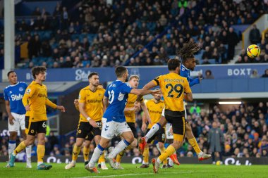 Everton 'dan Alex Iwobi 26 Aralık 202' de Goodison Park, Liverpool 'da oynanan Premier League maçında Wolverhampton Wanderers' a karşı kaleye doğru ilerliyor.