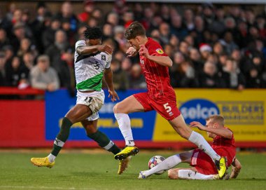 Plymouth Argyle forvet Niall Ennis (11), Cheltenham Town - Plymouth Argyle maçında top için 26 Aralık 202 tarihinde Jonny-Rocks Stadyumu, Cheltenham 'da mücadele etti.