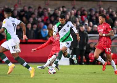 Plymouth Argyle forvet Morgan Whittaker (19) 26 Aralık 202 'de Cheltenham Town - Plymouth Argyle maçında top ile koşuyor ve faul yaptı.