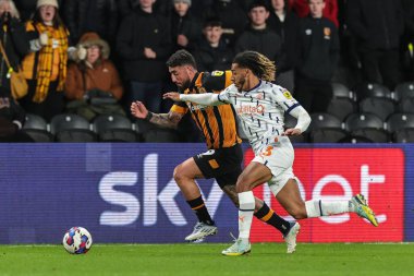 Hull City 'den Allahyar Sayyadmanesh # 9 numara, Blackpool' dan Dominic Thompson # 23 numara Hull City, MKM Stadyumu, Hull, Birleşik Krallık 'ta oynanan Blackpool maçında kovalamacayı sürdürüyor.