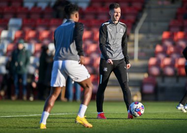 Plymouth Argyle forveti Ryan Hardie (9), Cheltenham Town - Plymouth Argyle maçında ısınma turunda Jonny-Rocks Stadyumu, Cheltenham, Birleşik Krallık, 26 Aralık 202