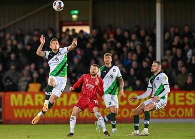 Plymouth Argyle orta saha oyuncusu Jordan Houghton (4), Cheltenham Town - Plymouth Argyle maçında Birleşik Krallık 'ın Jonny-Rocks Stadyumu, Cheltenham' da 26 Aralık 202 'de oynanan karşılaşmada havada mücadele etti.