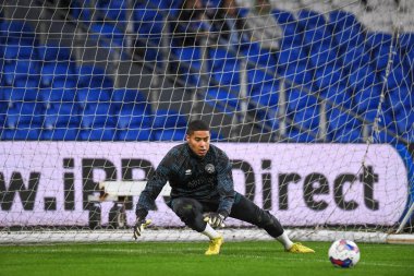Maç öncesi ısınma maçında QPR 'dan Seny Dieng # 1. Cardiff City - Queens Park Rangers maçı sırasında Cardiff City Stadyumu, Cardiff, Birleşik Krallık, 26 Aralık 202