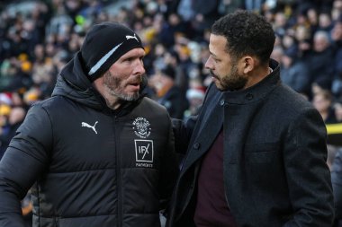 Blackpool 'un Michael Appleton teknik direktörü ve Hull City' nin Liam Rosenior teknik direktörü Hull City 'nin Blackpool' a karşı oynadığı maçta birbirlerini selamlıyorlar.