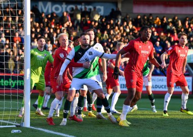 Plymouth Argyle defans oyuncusu Macaulay Gillesphey (3), Cheltenham Town orta saha oyuncusu Ryan Broom (32) ile Cheltenham Town - Plymouth Argyle maçında penaltı alanında mücadele etti.