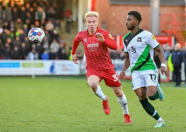Plymouth Argyle tam saha Bali Mumba (17), Cheltenham Town orta saha oyuncusu Ryan Broom (32), Cheltenham Town - Plymouth Argyle maçında Jonny-Rocks Stadyumu, Cheltenham, Un