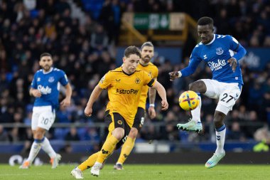 Everton 'dan 27 numaralı Idrissa Gueye, 26 Aralık 202' de Goodison Park, Liverpool 'da oynanan Premier League maçında Wolverhampton Wanderers' a karşı pas attı.