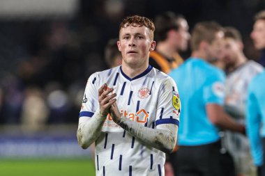 Blackpool 'dan golcü Sonny Carey 26 Aralık 202' de İngiltere 'nin Hull Stadyumu' nda oynanan Sky Bet Şampiyonası maçında gezgin taraftarları alkışlıyor.