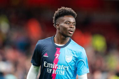 Bukayo Saka # 7 numaralı Arsenal Premier Lig karşılaşması öncesinde ısınma turu Batı Ham United ile Emirates Stadyumu, Londra, 26 Aralık 202