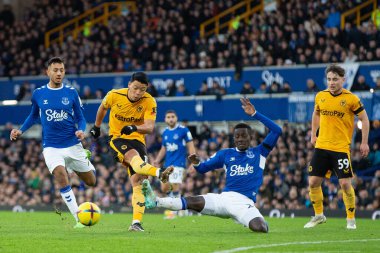 Everton Bloklarından 27 numaralı Idrissa Gueye # 11 numaralı Wolverhampton Wanderers Premier Lig maçında vurulan Hwang Hee-Chan # Everton Wolverhampton Wanderers 'a karşı Goodison Park, Liverpool, Birleşik Krallık, 26 Aralık 202