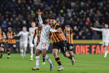 Hull City 'den Ozan Tufan # 7 numara Blackpool' dan Dominic Thompson # 23 numara Hull City - Blackpool maçı sırasında MKM Stadyumu, Hull, İngiltere, 26 Aralık 202