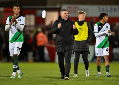 Plymouth Argyle teknik direktörü Steven Schumacher, 26 Aralık 202 'de Birleşik Krallık' ın Jonny-Rocks Stadyumu 'nda Cheltenham Town-Plymouth Argyle maçında kazandığı galibiyeti tam zamanlı olarak kutluyor.