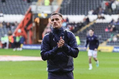 Blackpool 'dan Jerry Yates 26 Aralık 202' de İngiltere 'nin Hull şehrindeki MKM Stadyumu' nda oynanan Sky Bet Şampiyonası maçında gezgin taraftarları alkışlıyor.