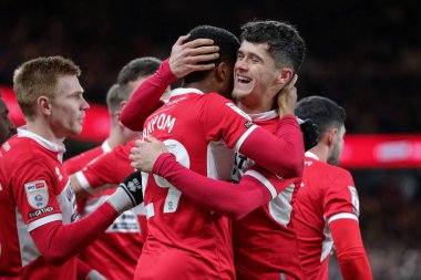Middlesbrough 'dan Chuba Akpom # 29 Ryan Giles ile yaptığı golü kutluyor ve 26 Aralık 202' de Middlesbrough, İngiltere 'deki Riverside Stadyumu' nda oynanan Sky Bet Şampiyonası maçında skor 2-0 'a ulaştı.