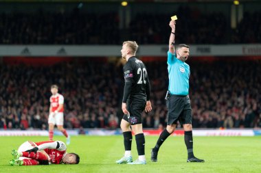 Arsenal 'in 11 numarası Gabriel Martinelli, 26. Dece, Londra' daki Emirates Stadyumu 'nda oynanan Premier League maçında hakem Michael Oliver' dan sarı kart alan Jarrod Bowen # 20 West Ham United tarafından faul yaptı.