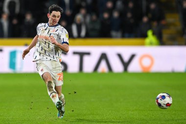 Blackpool 'dan Charlie Patino 26 Aralık 202' de Hull City 'nin MKM Stadyumu' nda Blackpool 'a karşı oynadığı Gökyüzü İddia Şampiyonası maçında topu çaprazlıyor.