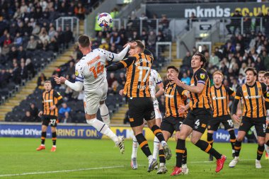 Blackpool 'dan Gary Madine 26 Aralık 202' de Hull City 'nin MKM Stadyumu' nda Blackpool 'a karşı oynadığı Gökyüzü İddia Şampiyonası maçında kaleye doğru ilerliyor.