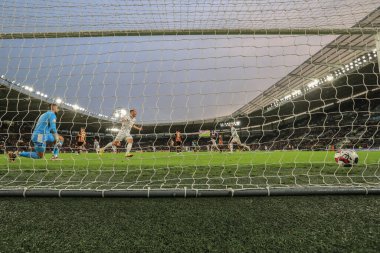 Blackpool 'dan Jerry Yates # 9, 21 Aralık 202' de MKM Stadyumu, Hull, İngiltere 'de oynanan Sky Bet Şampiyonası maçında Blackpool' a karşı 0-1 'lik skorla Sonny Carey' i kutluyor.