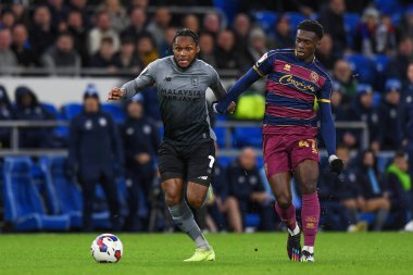 Cardiff City 'den Mahlon Romeo # 2: Tim Iroegbunam' ın baskısı altında # 47 of QPRduring the Sky Bet Şampiyonası maçı Cardiff City, Cardiff City Stadyumu 'nda Queens Park Rangers' a karşı, 26 Aralık 202