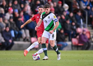 Plymouth Argyle orta saha oyuncusu Joe Edwards (8), Sky Bet League 1 karşılaşmasında Cheltenham Town 'a karşı Plymouth Argyle ile Jonny-Rocks Stadyumu, Cheltenham, Birleşik Krallık, 26 Aralık 202