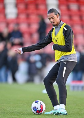 Plymouth Argyle defans oyuncusu Nigel Lonwijk (21), 26 Aralık 202 'de Birleşik Krallık' ın Jonny-Rocks Stadyumu 'nda Cheltenham Town - Plymouth Argyle maçında ısındı.