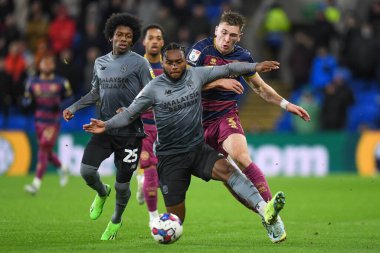 Cardiff City 'den Mahlon Romeo # 2, Cardiff City Stadyumu' ndaki Cardiff City vs Queens Park Rangers maçında QPR 'dan Jimmy Dunne # 3.