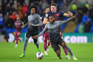 Cardiff City 'den Mahlon Romeo # 2, Cardiff City Stadyumu' ndaki Cardiff City vs Queens Park Rangers maçında QPR 'dan Jimmy Dunne # 3.