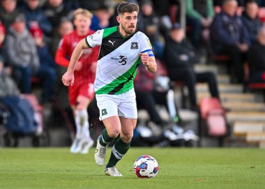 Plymouth Argyle orta saha oyuncusu Joe Edwards (8), Gökyüzü İddia Ligi 1 maçında, Cheltenham Town - Plymouth Argyle maçında, Birleşik Krallık 'ın Jonny-Rocks Stadyumu, Cheltenham' da, 26 Aralık 202 'de karşı karşıya geldi.