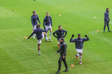 Blackpool oyuncuları, 26 Aralık 202 'de İngiltere' nin Hull şehrindeki MKM Stadyumu 'nda oynanan Hull City-Blackpool maçında ısınmaya başladılar.
