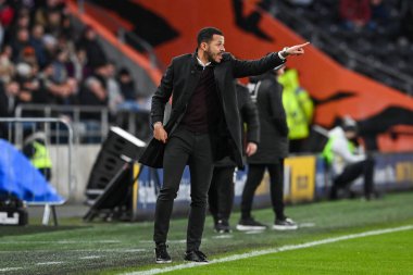 Hull City 'nin Liam Rosenior Menajeri takımına, 26 Aralık 202' de Hull City 'nin MKM Stadyumu' nda Blackpool 'a karşı oynadığı Sky Bet Şampiyonası maçında talimatlar veriyor.