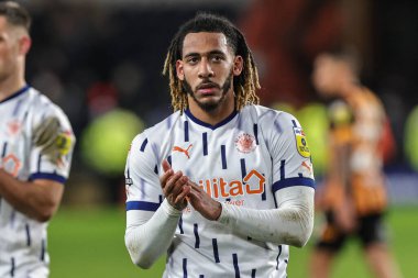 Blackpool 'dan Dominic Thompson 26 Aralık 202' de İngiltere 'nin Hull Stadyumu' ndaki Hull City-Blackpool maçında gezgin taraftarları alkışlıyor.