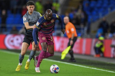 Cardiff City 'nin Queens Park Rangers' a karşı oynadığı Cardiff City maçında Cardiff City 'den Callum O' Dowda # 11 'in baskısı altında Cardiff City' den Albert Adomah # 37, Cardiff City Stadyumu, Birleşik Krallık, Cardiff, 26 Aralık 202