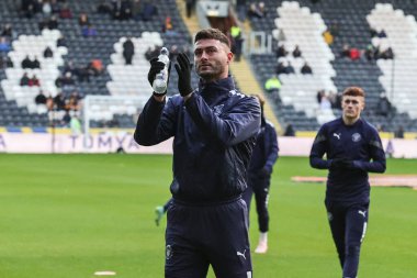 Blackpool 'dan Gary Madine 26 Aralık 202' de İngiltere 'nin Hull şehrindeki MKM Stadyumu' nda oynanan Hull City-Blackpool maçında gezgin taraftarları alkışlıyor.